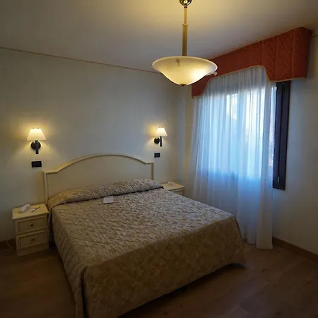 Carlton Capri Hotell
