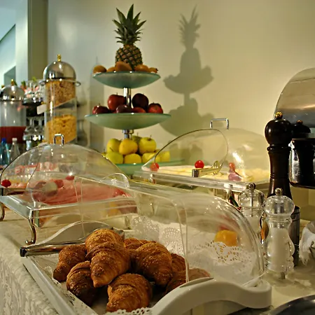 Carlton Capri Hotel 3*