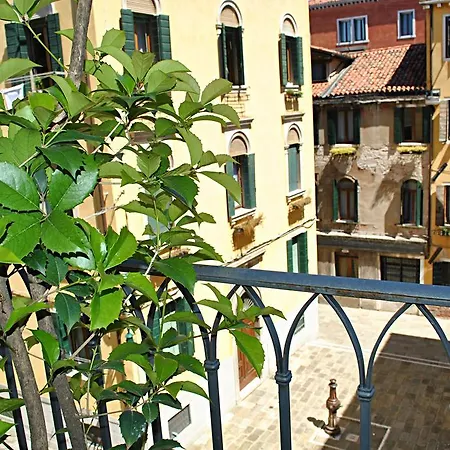 Carlton Capri Hotell 3*