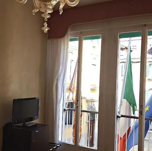 Carlton Capri Hotel 3*