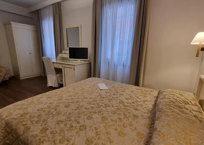 Carlton Capri Hotel 3*