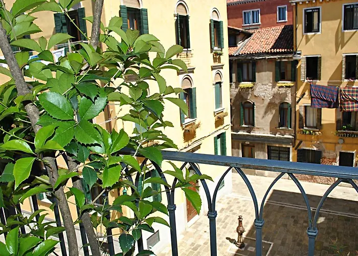 Carlton Capri Hotel 3*