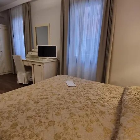 Carlton Capri Hotel 3*