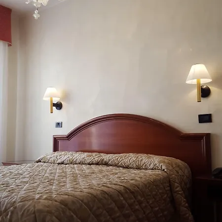 Carlton Capri Hotel 3*