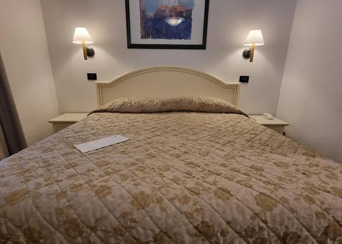 Carlton Capri Hotel 3*