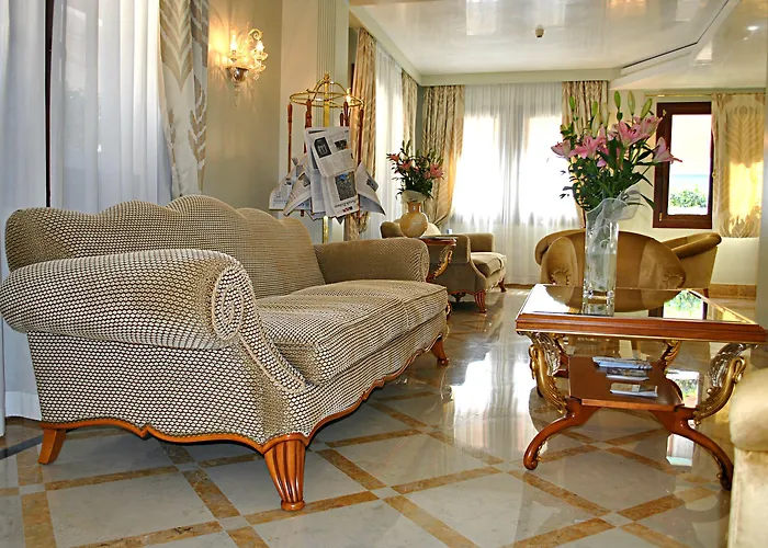 Carlton Capri Hotel 3*