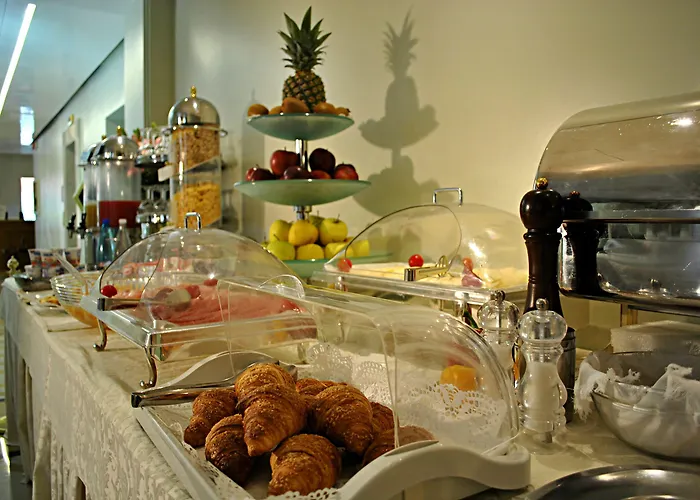 Carlton Capri Hotel 3*