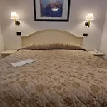Carlton Capri Отель 3*