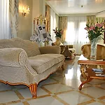 Carlton Capri Отель 3*
