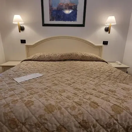 Carlton Capri Отель 3*