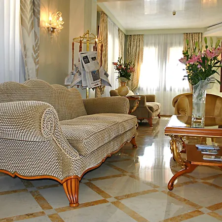 Carlton Capri Отель 3*