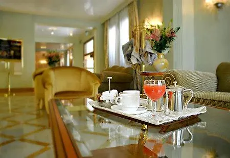 Carlton Capri Отель