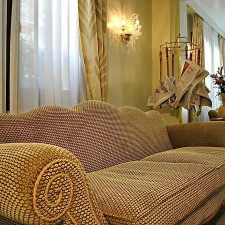 Carlton Capri Отель